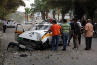 Lunes 20 de febrero del 2017. Tuxtla Gutiérrez. Elementos de protección civil municipal realizan los primeros auxilios a un taxista lesionado esta mañana en un accidente provocado por el mal estado de las calles en las cercanÃas del Hospital Gilberto Góme Lunes 20 de febrero del 2017. Tuxtla Gutiérrez. Elementos de protección civil municipal realizan los primeros auxilios a un taxista lesionado esta mañana en un accidente provocado por el mal estado de las calles en las cercanÃas del Hospital Gilberto Góme