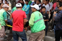 Lunes 20 de febrero del 2017. Tuxtla Gutiérrez. Elementos de protección civil municipal realizan los primeros auxilios a un taxista lesionado esta mañana en un accidente provocado por el mal estado de las calles en las cercanías del Hospital Gilberto Góme