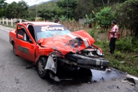 Sábado 4 de diciembre del 2014. San Fernando. Un aparatoso accidente en el tramo carretero San Fernando-Chicoasen involucra a un taxi y a una camioneta dejando a varias personas heridas.