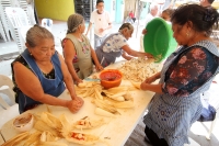 Martes 21 de febrero del 2017. Tuxtla Gutiérrez. Las mujeres de la comunidad Zoque elaborando las ofrendas y comida cuenta de la pedida de las vírgenes en casa de los Sres. Reneyra Coello y César Ramos