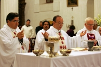 Martes 25 de enero. Durante las primeras horas de esta madrugada, el cuerpo de monseñor Samuel Ruiz García, quien fuera obispo emérito de la ciudad de San Cristóbal de las Casas llega a la Catedral de la Paz donde se celebra la homilía de Cuerpo Presente 