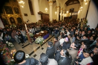 Martes 25 de enero. Durante las primeras horas de esta madrugada, el cuerpo de monseñor Samuel Ruiz García, quien fuera obispo emérito de la ciudad de San Cristóbal de las Casas llega a la Catedral de la Paz donde se celebra la homilía de Cuerpo Presente 