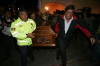 Martes 25 de enero. Durante las primeras horas de esta madrugada, el cuerpo de monseñor Samuel Ruiz García, quien fuera obispo emérito de la ciudad de San Cristóbal de las Casas llega a la Catedral de la Paz donde se celebra la homilía de Cuerpo Presente 