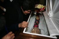Martes 25 de enero. Durante las primeras horas de esta madrugada, el cuerpo de monseñor Samuel Ruiz García, quien fuera obispo emérito de la ciudad de San Cristóbal de las Casas llega a la Catedral de la Paz donde se celebra la homilía de Cuerpo Presente 