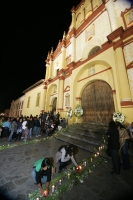 Martes 25 de enero. Durante las primeras horas de esta madrugada, el cuerpo de monseñor Samuel Ruiz García, quien fuera obispo emérito de la ciudad de San Cristóbal de las Casas llega a la Catedral de la Paz donde se celebra la homilía de Cuerpo Presente 