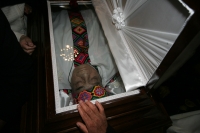 Martes 25 de enero. Durante las primeras horas de esta madrugada, el cuerpo de monseñor Samuel Ruiz García, quien fuera obispo emérito de la ciudad de San Cristóbal de las Casas llega a la Catedral de la Paz donde se celebra la homilía de Cuerpo Presente 