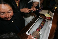Martes 25 de enero. Durante las primeras horas de esta madrugada, el cuerpo de monseñor Samuel Ruiz García, quien fuera obispo emérito de la ciudad de San Cristóbal de las Casas llega a la Catedral de la Paz donde se celebra la homilía de Cuerpo Presente 