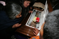 Martes 25 de enero. Durante las primeras horas de esta madrugada, el cuerpo de monseñor Samuel Ruiz García, quien fuera obispo emérito de la ciudad de San Cristóbal de las Casas llega a la Catedral de la Paz donde se celebra la homilía de Cuerpo Presente 