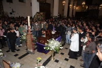 Martes 25 de enero. Durante las primeras horas de esta madrugada, el cuerpo de monseñor Samuel Ruiz García, quien fuera obispo emérito de la ciudad de San Cristóbal de las Casas llega a la Catedral de la Paz donde se celebra la homilía de Cuerpo Presente 