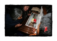 Martes 25 de enero. Durante las primeras horas de esta madrugada, el cuerpo de monseñor Samuel Ruiz García, quien fuera obispo emérito de la ciudad de San Cristóbal de las Casas llega a la Catedral de la Paz donde se celebra la homilía de Cuerpo Presente 