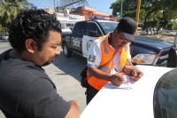 Martes 28 de enero del 2014. Tuxtla Gutiérrez. Los taxis que prestan su servicio de transporte al aeropuerto internacional de Chiapas son obligados a estacionarse sobre el crucero de la 15 oriente luego del cierre de varias calles donde están ubicados, lu