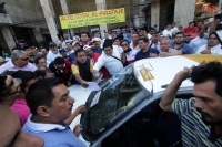 Jueves 30 de noviembre del 2017. Tuxtla Gutiérrez. La manifestación de trabajadores de TAXIS en contra del pirataje se extiende por la Avenida Central y en varios puntos de la ciudad donde son marcados con spray los automóviles que portan placas partic