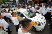 Jueves 30 de noviembre del 2017. Tuxtla Gutiérrez. La manifestación de trabajadores de TAXIS en contra del pirataje se extiende por la Avenida Central y en varios puntos de la ciudad donde son marcados con spray los automóviles que portan placas partic