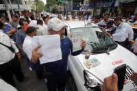 Jueves 30 de noviembre del 2017. Tuxtla Gutiérrez. La manifestación de trabajadores de TAXIS en contra del pirataje se extiende por la Avenida Central y en varios puntos de la ciudad donde son marcados con spray los automóviles que portan placas partic
