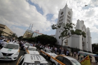 Jueves 30 de noviembre del 2017. Tuxtla Gutiérrez. La manifestación de trabajadores de TAXIS en contra del pirataje se extiende por la Avenida Central y en varios puntos de la ciudad donde son marcados con spray los automóviles que portan placas partic Jueves 30 de noviembre del 2017. Tuxtla Gutiérrez. La manifestación de trabajadores de TAXIS en contra del pirataje se extiende por la Avenida Central y en varios puntos de la ciudad donde son marcados con spray los automóviles que portan placas partic