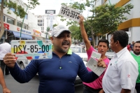 Jueves 30 de noviembre del 2017. Tuxtla Gutiérrez. La manifestación de trabajadores de TAXIS en contra del pirataje se extiende por la Avenida Central y en varios puntos de la ciudad donde son marcados con spray los automóviles que portan placas partic