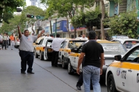 Jueves 30 de noviembre del 2017. Tuxtla Gutiérrez. La manifestación de trabajadores de TAXIS en contra del pirataje se extiende por la Avenida Central y en varios puntos de la ciudad donde son marcados con spray los automóviles que portan placas partic