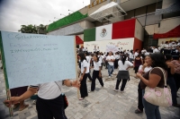 Martes 21 de septiembre. Alumnos de la Secundaria Técnica 131 de la colonia las Águilas de esta ciudad marchan por la Avenida Central y se manifiestan en el edificio del Gobierno del Estado para exigir mejoras en las instalaciones educativas en esta colon