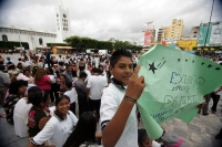 Martes 21 de septiembre. Alumnos de la Secundaria Técnica 131 de la colonia las Águilas de esta ciudad marchan por la Avenida Central y se manifiestan en el edificio del Gobierno del Estado para exigir mejoras en las instalaciones educativas en esta colon