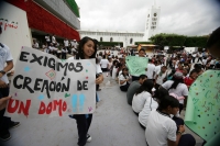 Martes 21 de septiembre. Alumnos de la Secundaria Técnica 131 de la colonia las Águilas de esta ciudad marchan por la Avenida Central y se manifiestan en el edificio del Gobierno del Estado para exigir mejoras en las instalaciones educativas en esta colon