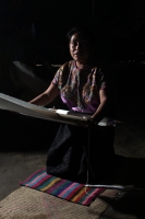 Lunes 20 de agosto del 2012. San Lorenzo Zinacantan. Las familias de artesanas dedicadas a la elaboración de los trajes tipicos de los parajes zinacantecos estan formados principalmente por grupos de mujeres quienes se encargan de mantener el uso de la ve