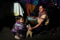Lunes 20 de agosto del 2012. San Lorenzo Zinacantan. Las familias de artesanas dedicadas a la elaboración de los trajes tipicos de los parajes zinacantecos estan formados principalmente por grupos de mujeres quienes se encargan de mantener el uso de la ve