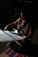 Lunes 20 de agosto del 2012. San Lorenzo Zinacantan. Las familias de artesanas dedicadas a la elaboración de los trajes tipicos de los parajes zinacantecos estan formados principalmente por grupos de mujeres quienes se encargan de mantener el uso de la ve