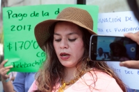 Lunes 7 de enero del 2018. Tuxtla Gutiérrez. Maestras de tele bachillerato denuncian a quienes les exigen un pago económico para ser reinstaladas Lunes 7 de enero del 2018. Tuxtla Gutiérrez. Maestras de tele bachillerato denuncian a quienes les exigen un pago económico para ser reinstaladas