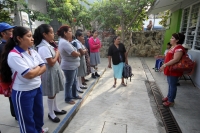 Lunes 4 de noviembre del 2013. Tuxtla Gutiérrez. Alumnos de la Telesecundaria 121 de Las Granjas se integran a clases después del acuerdo que sostuvieron padres de familia y la directiva de este plantel ubicado en la zona norte oriente de esta ciudad.