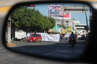 Lunes 9 de enero del 2017. Tuxtla Gutiérrez. Trabajadores de Telesecundarias protestan esta mañana en la avenida central y se dirigen a las instalaciones de la SECH Lunes 9 de enero del 2017. Tuxtla Gutiérrez. Trabajadores de Telesecundarias protestan esta mañana en la avenida central y se dirigen a las instalaciones de la SECH