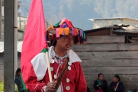 Domingo 11 de febrero del 2018. Tenejapa. La Corrida de la Vaca del Carnaval en Tenejapa. La Corrida de la Vaca conlleva una serie de ritos indí­genas tsentales durante los dí­as de Carnaval. Los danzantes llevan las banderas en un sincronizado andar sobr