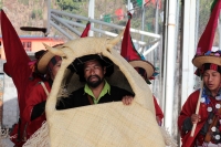Domingo 11 de febrero del 2018. Tenejapa. La Corrida de la Vaca del Carnaval en Tenejapa. La Corrida de la Vaca conlleva una serie de ritos indí­genas tsentales durante los dí­as de Carnaval. Los danzantes llevan las banderas en un sincronizado andar sobr