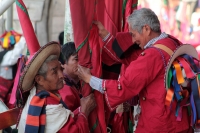 Domingo 11 de febrero del 2018. Tenejapa. La Corrida de la Vaca del Carnaval en Tenejapa. La Corrida de la Vaca conlleva una serie de ritos indí­genas tsentales durante los dí­as de Carnaval. Los danzantes llevan las banderas en un sincronizado andar sobr