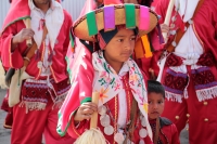 Domingo 11 de febrero del 2018. Tenejapa. La Corrida de la Vaca del Carnaval en Tenejapa. La Corrida de la Vaca conlleva una serie de ritos indí­genas tsentales durante los dí­as de Carnaval. Los danzantes llevan las banderas en un sincronizado andar sobr