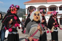 Domingo 11 de febrero del 2018. Tenejapa. La Corrida de la Vaca del Carnaval en Tenejapa. La Corrida de la Vaca conlleva una serie de ritos indí­genas tsentales durante los dí­as de Carnaval. Los danzantes llevan las banderas en un sincronizado andar sobr
