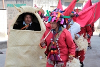 Domingo 11 de febrero del 2018. Tenejapa. La Corrida de la Vaca del Carnaval en Tenejapa. La Corrida de la Vaca conlleva una serie de ritos indí­genas tsentales durante los dí­as de Carnaval. Los danzantes llevan las banderas en un sincronizado andar sobr