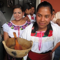 Jueves 1 de noviembre del 2012. Tenejapa, Chiapas.Foto/CH. Indígenas de los altos de Chiapas se reunen en los pasillos del edificio de la autoridad municipal de esta comunidad para presentar una muestra de altares indígenas en un intento de rescatar las t