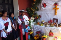 Jueves 1 de noviembre del 2012. Tenejapa, Chiapas.Foto/CH. Indígenas de los altos de Chiapas se reunen en los pasillos del edificio de la autoridad municipal de esta comunidad para presentar una muestra de altares indígenas en un intento de rescatar las t