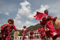 Domingo 11 de febrero del 2018. Tenejapa. La Corrida de la Vaca del Carnaval en Tenejapa. La Corrida de la Vaca conlleva una serie de ritos indí­genas tsentales durante los dí­as de Carnaval. Los danzantes llevan las banderas en un sincronizado andar sobr