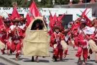 Domingo 11 de febrero del 2018. Tenejapa. La Corrida de la Vaca del Carnaval en Tenejapa. La Corrida de la Vaca conlleva una serie de ritos indí­genas tsentales durante los dí­as de Carnaval. Los danzantes llevan las banderas en un sincronizado andar sobr