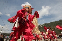 Domingo 11 de febrero del 2018. Tenejapa. La Corrida de la Vaca del Carnaval en Tenejapa. La Corrida de la Vaca conlleva una serie de ritos indÃÂgenas tsentales durante los dÃÂas de Carnaval. Los danzantes llevan las banderas en un sincronizado andar sobr Domingo 11 de febrero del 2018. Tenejapa. La Corrida de la Vaca del Carnaval en Tenejapa. La Corrida de la Vaca conlleva una serie de ritos indÃÂgenas tsentales durante los dÃÂas de Carnaval. Los danzantes llevan las banderas en un sincronizado andar sobr