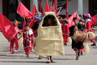 Domingo 11 de febrero del 2018. Tenejapa. La Corrida de la Vaca del Carnaval en Tenejapa. La Corrida de la Vaca conlleva una serie de ritos indÃÂgenas tsentales durante los dÃÂas de Carnaval. Los danzantes llevan las banderas en un sincronizado andar sobr Domingo 11 de febrero del 2018. Tenejapa. La Corrida de la Vaca del Carnaval en Tenejapa. La Corrida de la Vaca conlleva una serie de ritos indÃÂgenas tsentales durante los dÃÂas de Carnaval. Los danzantes llevan las banderas en un sincronizado andar sobr