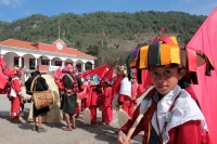 Domingo 11 de febrero del 2018. Tenejapa. La Corrida de la Vaca del Carnaval en Tenejapa. La Corrida de la Vaca conlleva una serie de ritos indÃÂgenas tsentales durante los dÃÂas de Carnaval. Los danzantes llevan las banderas en un sincronizado andar sobr Domingo 11 de febrero del 2018. Tenejapa. La Corrida de la Vaca del Carnaval en Tenejapa. La Corrida de la Vaca conlleva una serie de ritos indÃÂgenas tsentales durante los dÃÂas de Carnaval. Los danzantes llevan las banderas en un sincronizado andar sobr