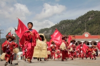 Domingo 11 de febrero del 2018. Tenejapa. La Corrida de la Vaca del Carnaval en Tenejapa. La Corrida de la Vaca conlleva una serie de ritos indí­genas tsentales durante los dí­as de Carnaval. Los danzantes llevan las banderas en un sincronizado andar sobr