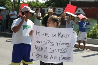 Una persona perteneciente a una iglesia evangélica arremete contra los manifestantes de Terán quienes pretenden que no sea cambiado el sentido de las calles cercanas al parque central de este lugar. Una persona perteneciente a una iglesia evangélica arremete contra los manifestantes de Terán quienes pretenden que no sea cambiado el sentido de las calles cercanas al parque central de este lugar.