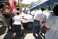 Una persona perteneciente a una iglesia evangélica arremete contra los manifestantes de Terán quienes pretenden que no sea cambiado el sentido de las calles cercanas al parque central de este lugar.