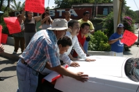 Una persona perteneciente a una iglesia evangélica arremete contra los manifestantes de Terán quienes pretenden que no sea cambiado el sentido de las calles cercanas al parque central de este lugar.