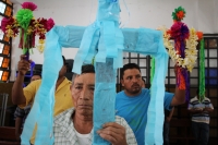 Miércoles 3 de mayo del 2017. Tuxtla Gutiérrez. Las celebraciones de la Santa Cruz en la parroquia de Terán están llenas de colorido y fervor religioso dentro de la comunidad donde esta mañana son recibidos los albañiles con las cruces adornadas de papel 