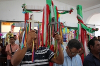 Miércoles 3 de mayo del 2017. Tuxtla Gutiérrez. Las celebraciones de la Santa Cruz en la parroquia de Terán están llenas de colorido y fervor religioso dentro de la comunidad donde esta mañana son recibidos los albañiles con las cruces adornadas de papel 