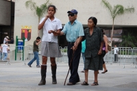 Miércoles 16 de mayo del 2012. Una joven estudiante ayuda a un apareja de ancianitos en la plaza central de esta ciudad.